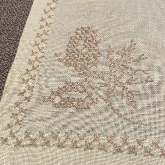 Vintage Set of 4 Linen Napkins with Cross Stitch Accents 14x14 - Picture 3 of 8